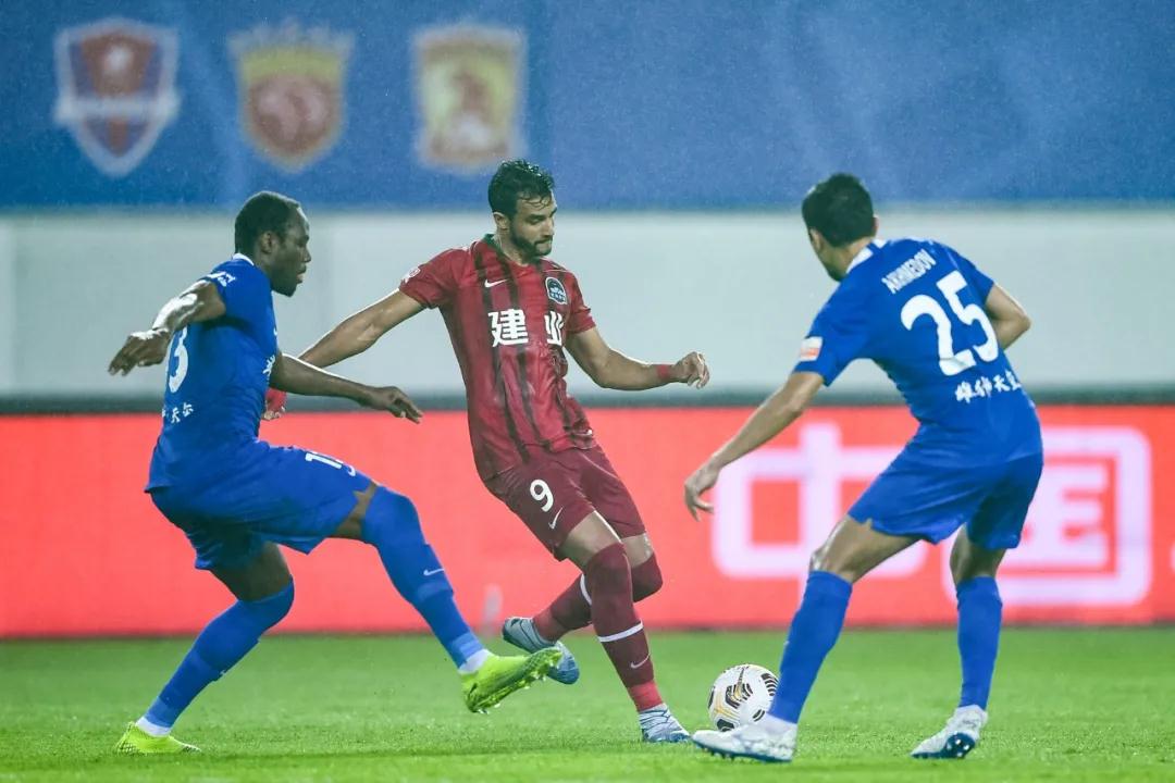 الزمالك يستعد لمواجهة حاسمة في الدوري المصري مع تحديات وإصابات